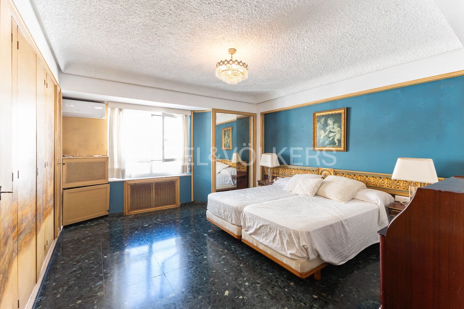 5 bedroom Flat for sale in Valencia city with garage - € 880,000 (Ref: 9261952)