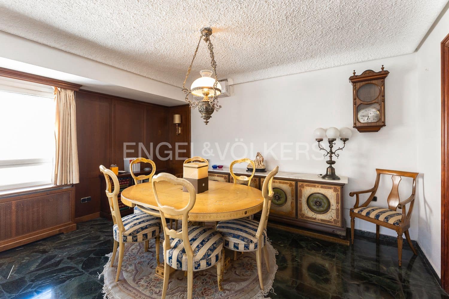 5 bedroom Flat for sale in Valencia city with garage - € 880,000 (Ref: 9261952)