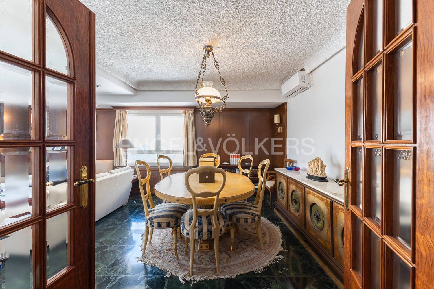 5 bedroom Flat for sale in Valencia city with garage - € 880,000 (Ref: 9261952)