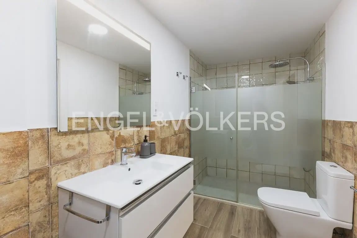 60 soveværelse Lejlighed til leje i Valencia by - € 1.300 (Ref: 9897486)