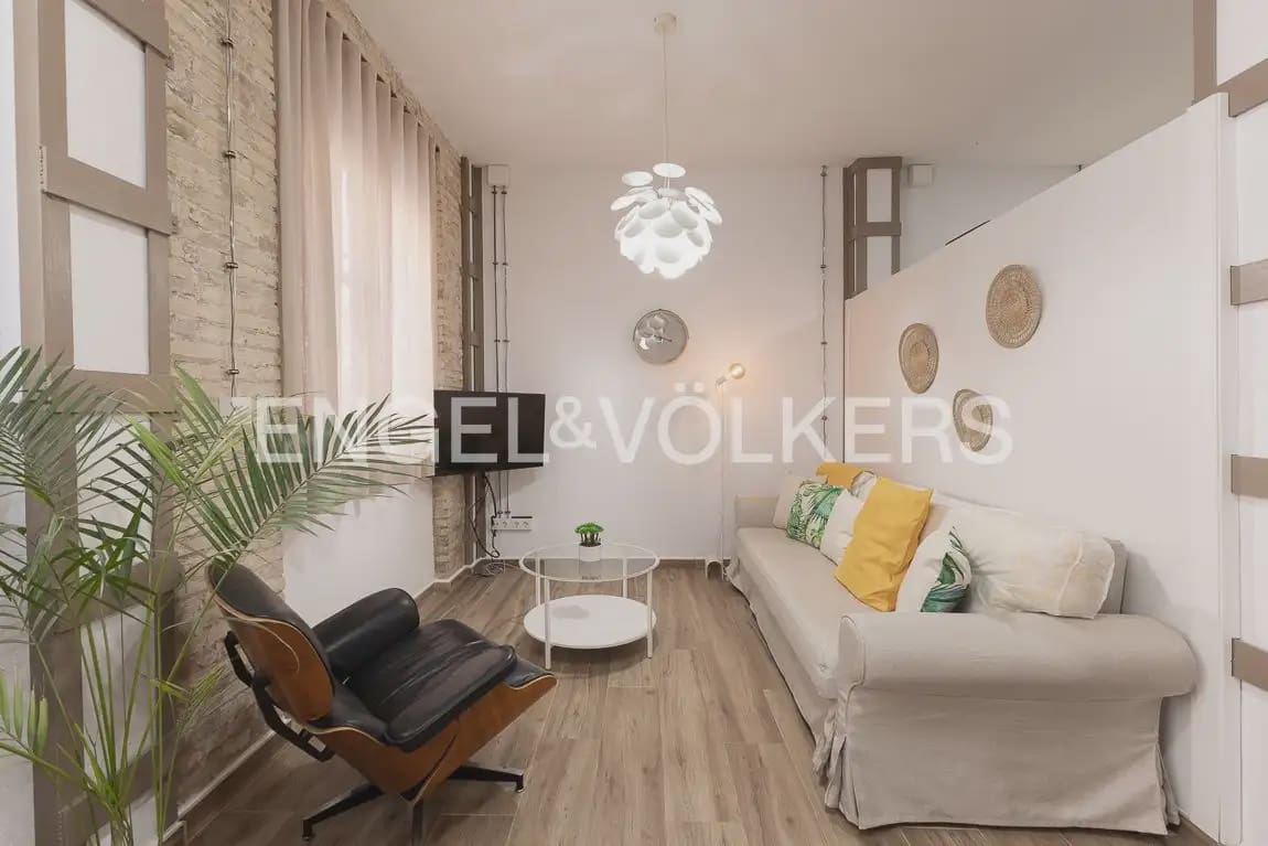 60 soveværelse Lejlighed til leje i Valencia by - € 1.300 (Ref: 9897486)