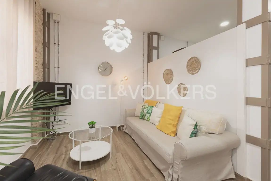 60 soveværelse Lejlighed til leje i Valencia by - € 1.300 (Ref: 9897486)