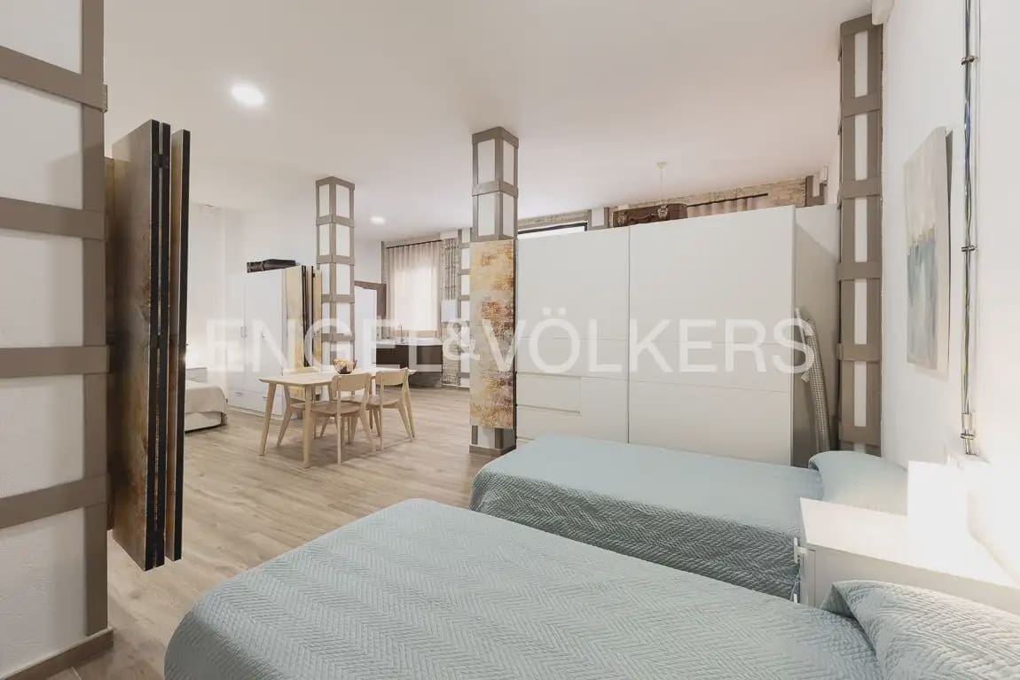 60 soveværelse Lejlighed til leje i Valencia by - € 1.300 (Ref: 9897486)