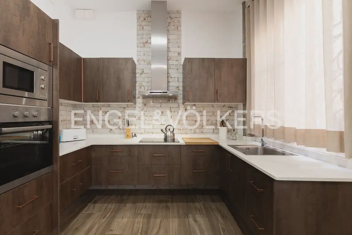 60 soveværelse Lejlighed til leje i Valencia by - € 1.300 (Ref: 9897486)