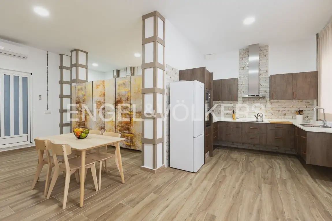 60 soveværelse Lejlighed til leje i Valencia by - € 1.300 (Ref: 9897486)