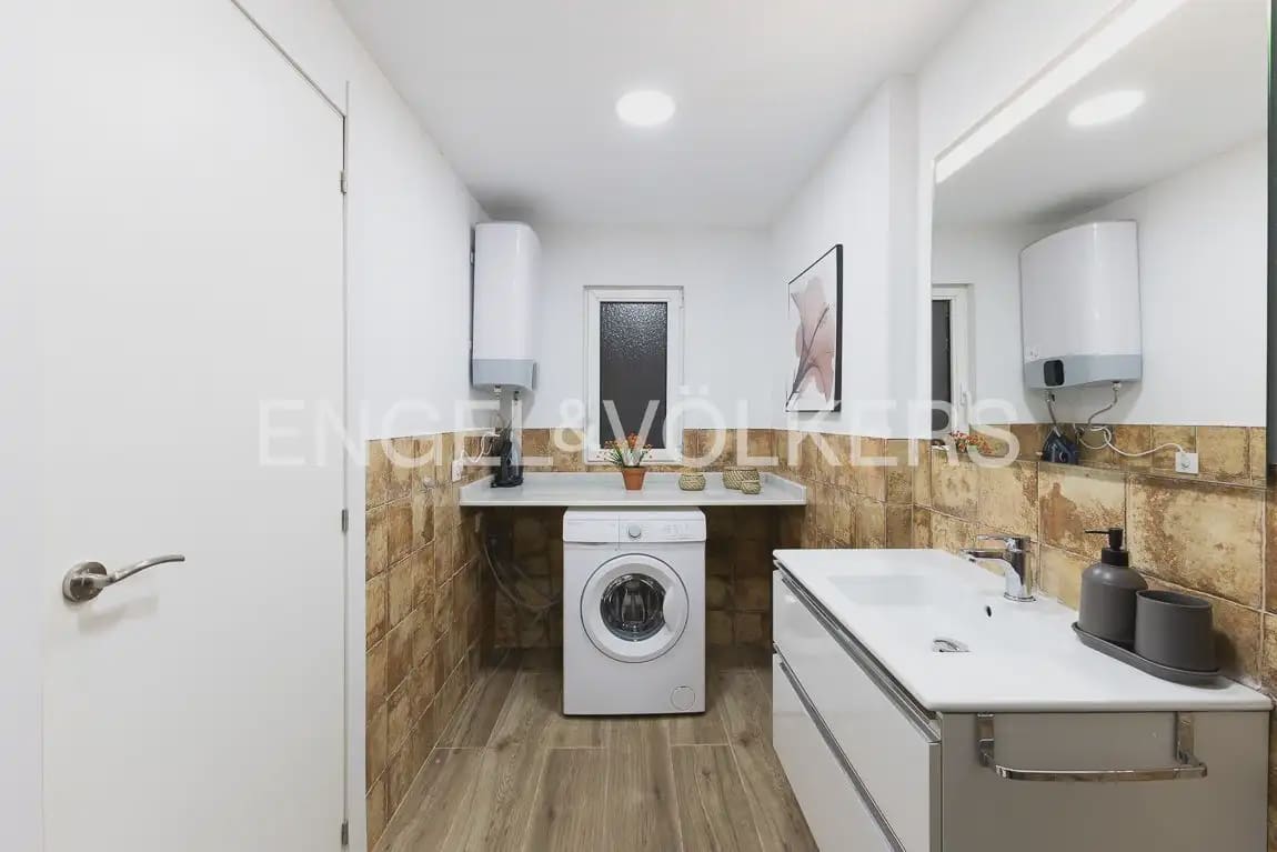 60 soveværelse Lejlighed til leje i Valencia by - € 1.300 (Ref: 9897486)