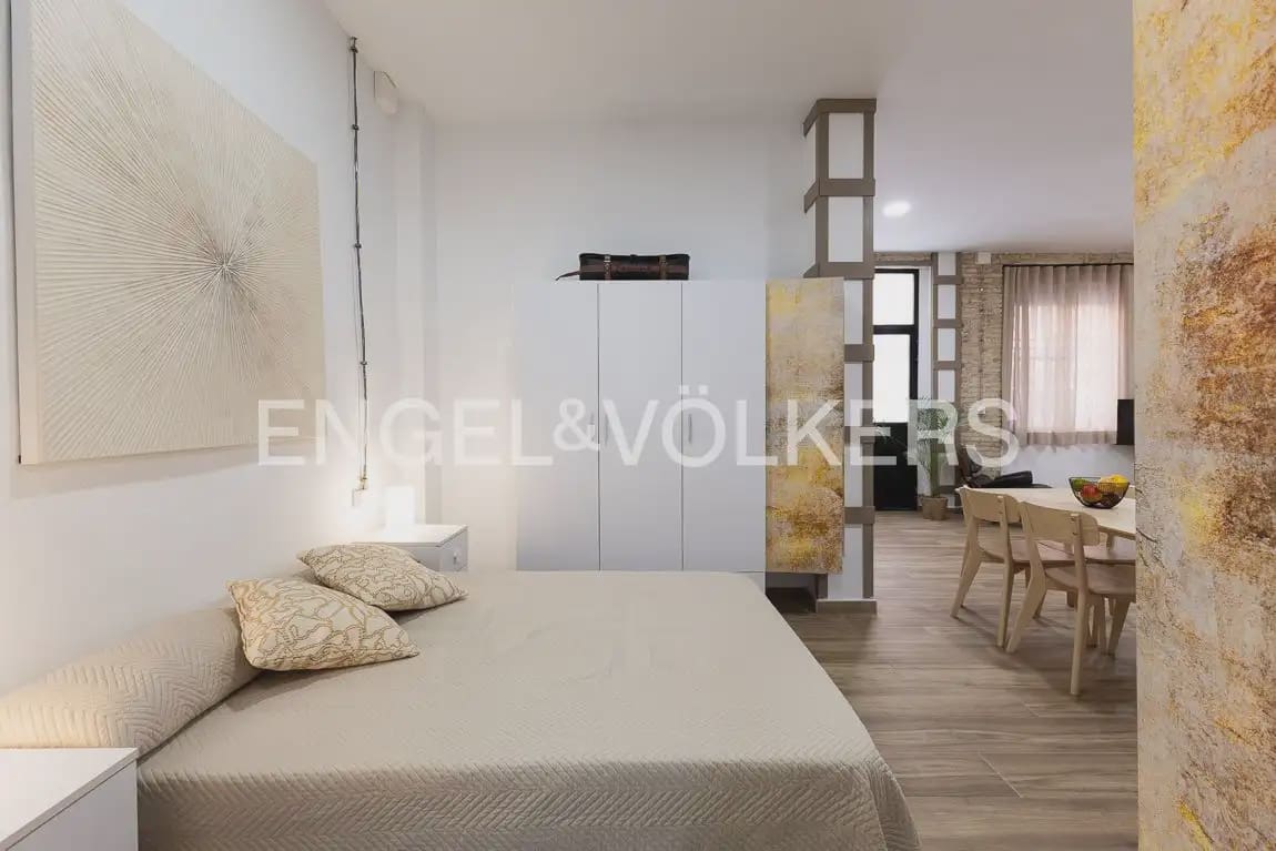 60 soveværelse Lejlighed til leje i Valencia by - € 1.300 (Ref: 9897486)
