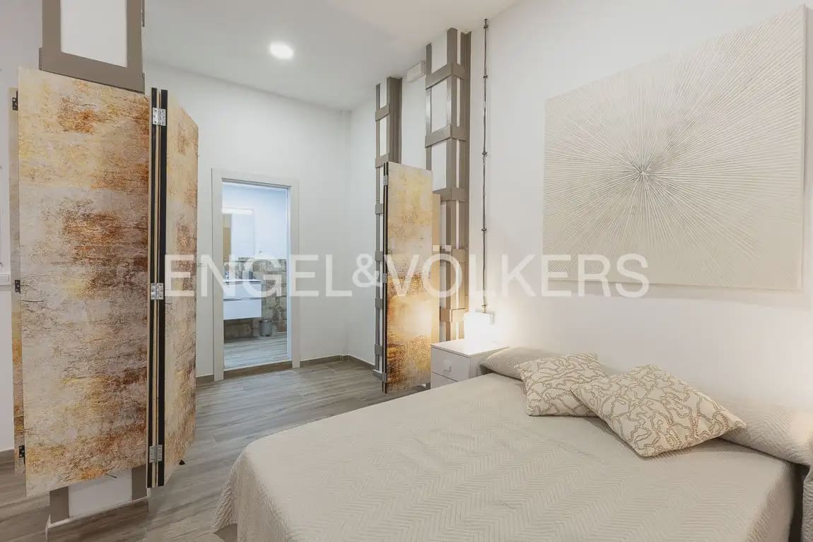 60 soveværelse Lejlighed til leje i Valencia by - € 1.300 (Ref: 9897486)