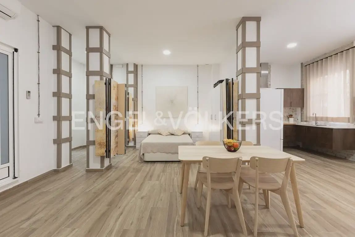 60 soveværelse Lejlighed til leje i Valencia by - € 1.300 (Ref: 9897486)