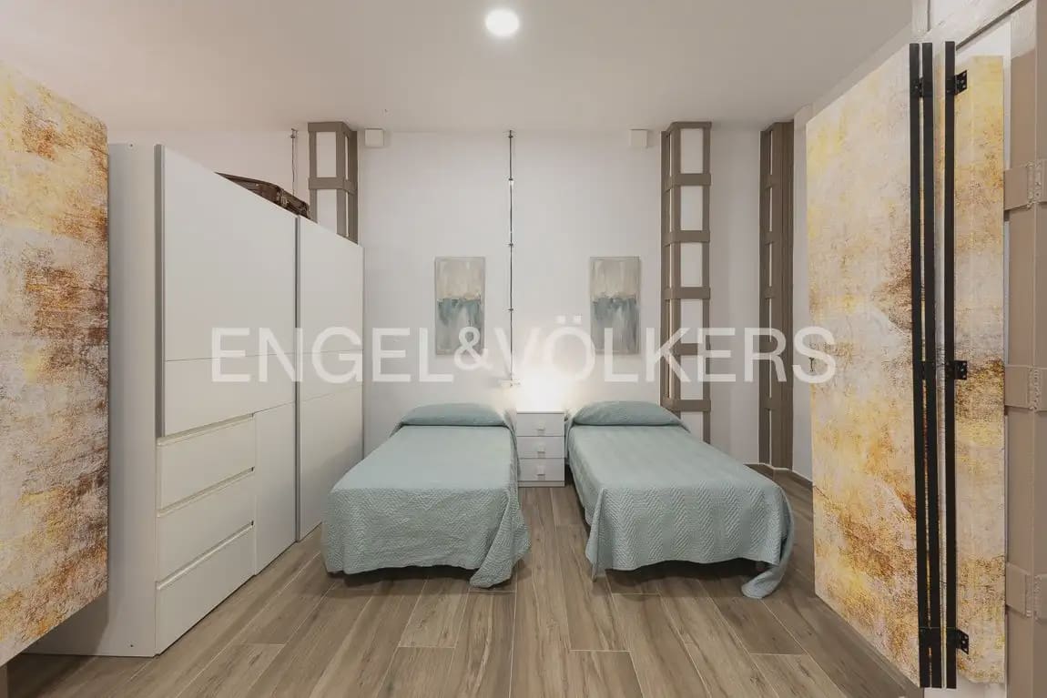 60 soveværelse Lejlighed til leje i Valencia by - € 1.300 (Ref: 9897486)
