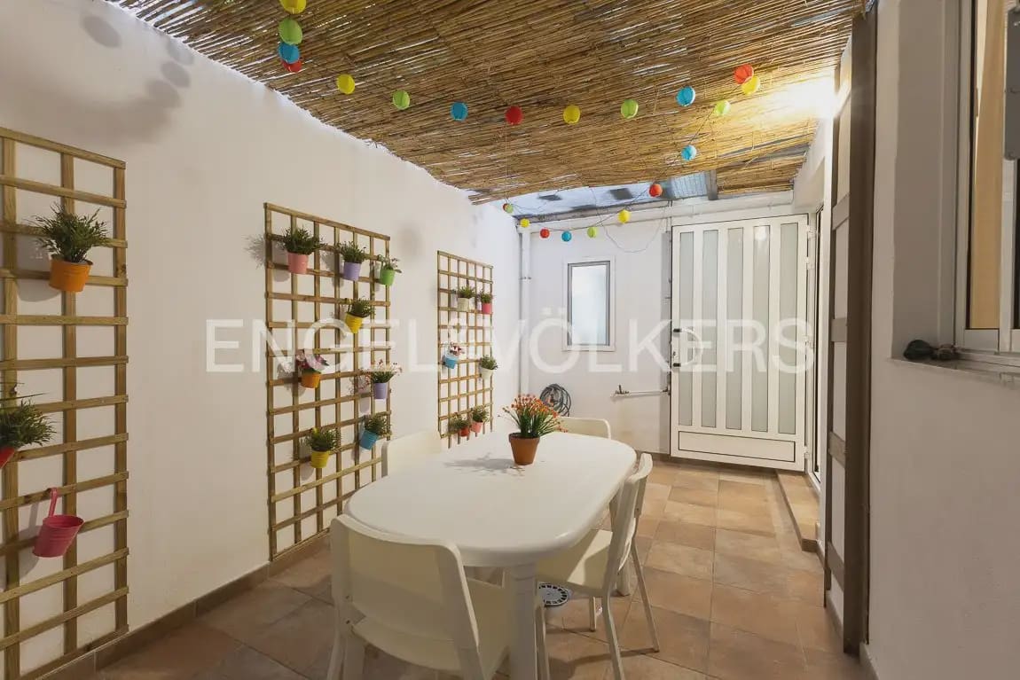 60 soveværelse Lejlighed til leje i Valencia by - € 1.300 (Ref: 9897486)