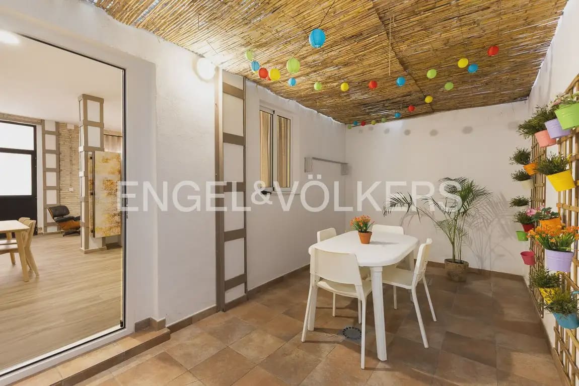 60 soveværelse Lejlighed til leje i Valencia by - € 1.300 (Ref: 9897486)
