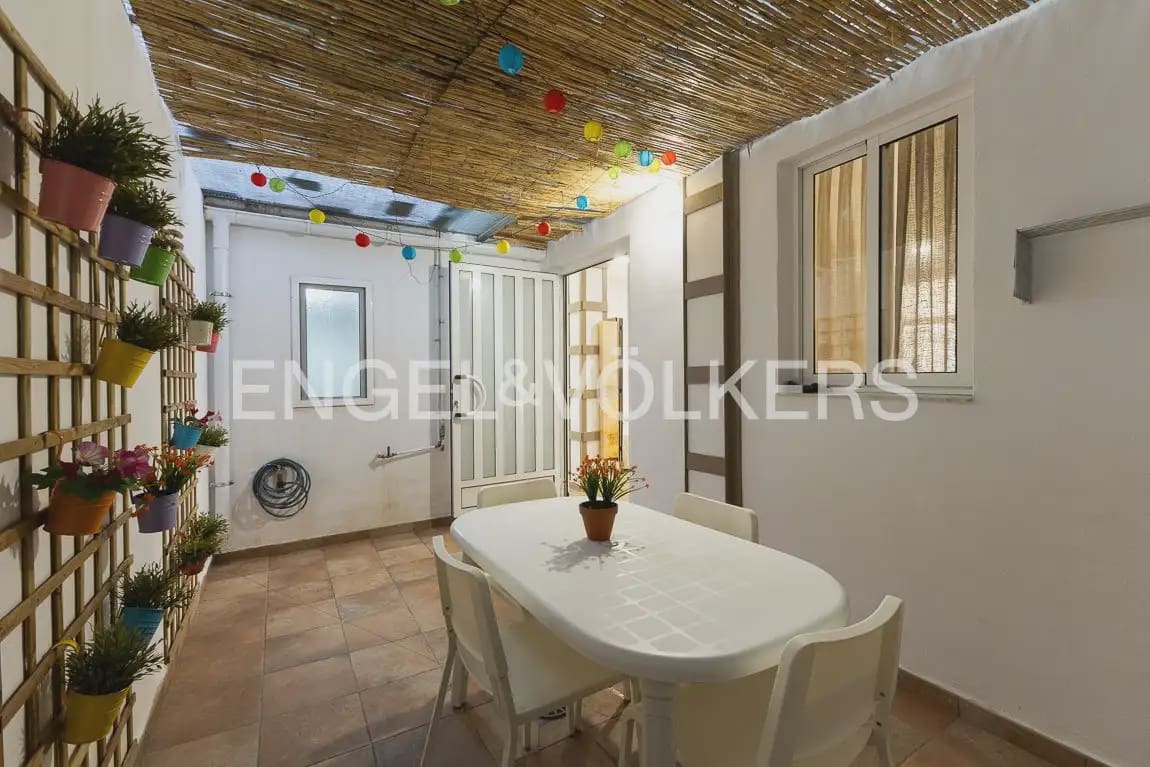 60 soveværelse Lejlighed til leje i Valencia by - € 1.300 (Ref: 9897486)