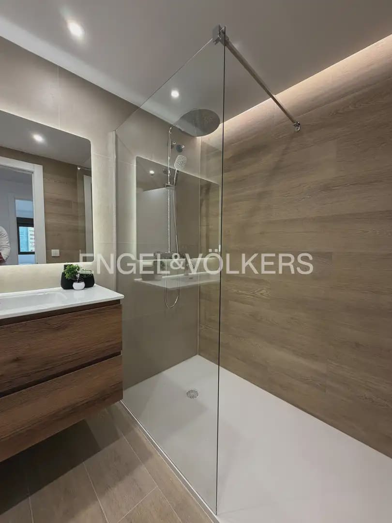 4 makuuhuone Asunto vuokrattavana paikassa Valencia kaupunki - 2 400 € (Ref: 9897513)
