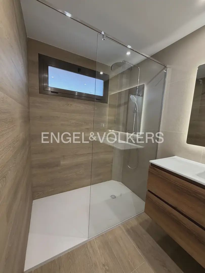 4 makuuhuone Asunto vuokrattavana paikassa Valencia kaupunki - 2 400 € (Ref: 9897513)