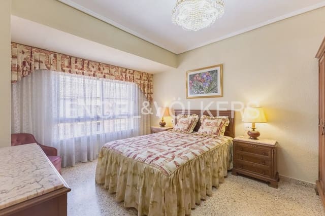 Piso de 4 habitaciones en Mont-Olivet, València ciudad en venta - 350.000 € (Ref: 9897514)