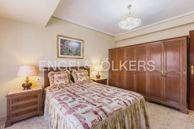 Piso de 4 habitaciones en Mont-Olivet, València ciudad en venta - 350.000 € (Ref: 9897514)
