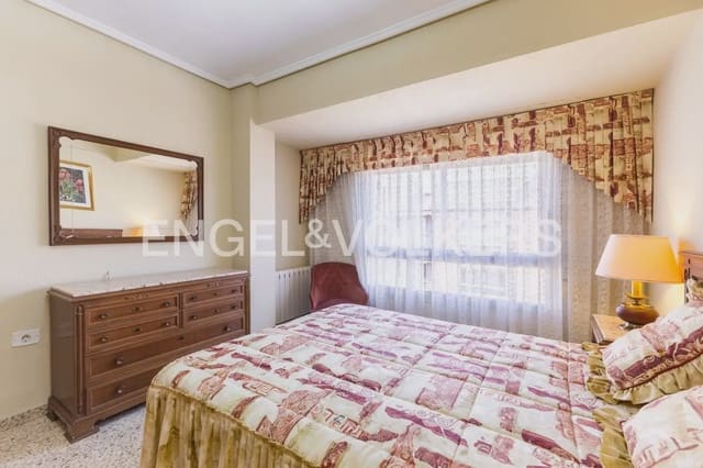 Piso de 4 habitaciones en Mont-Olivet, València ciudad en venta - 350.000 € (Ref: 9897514)