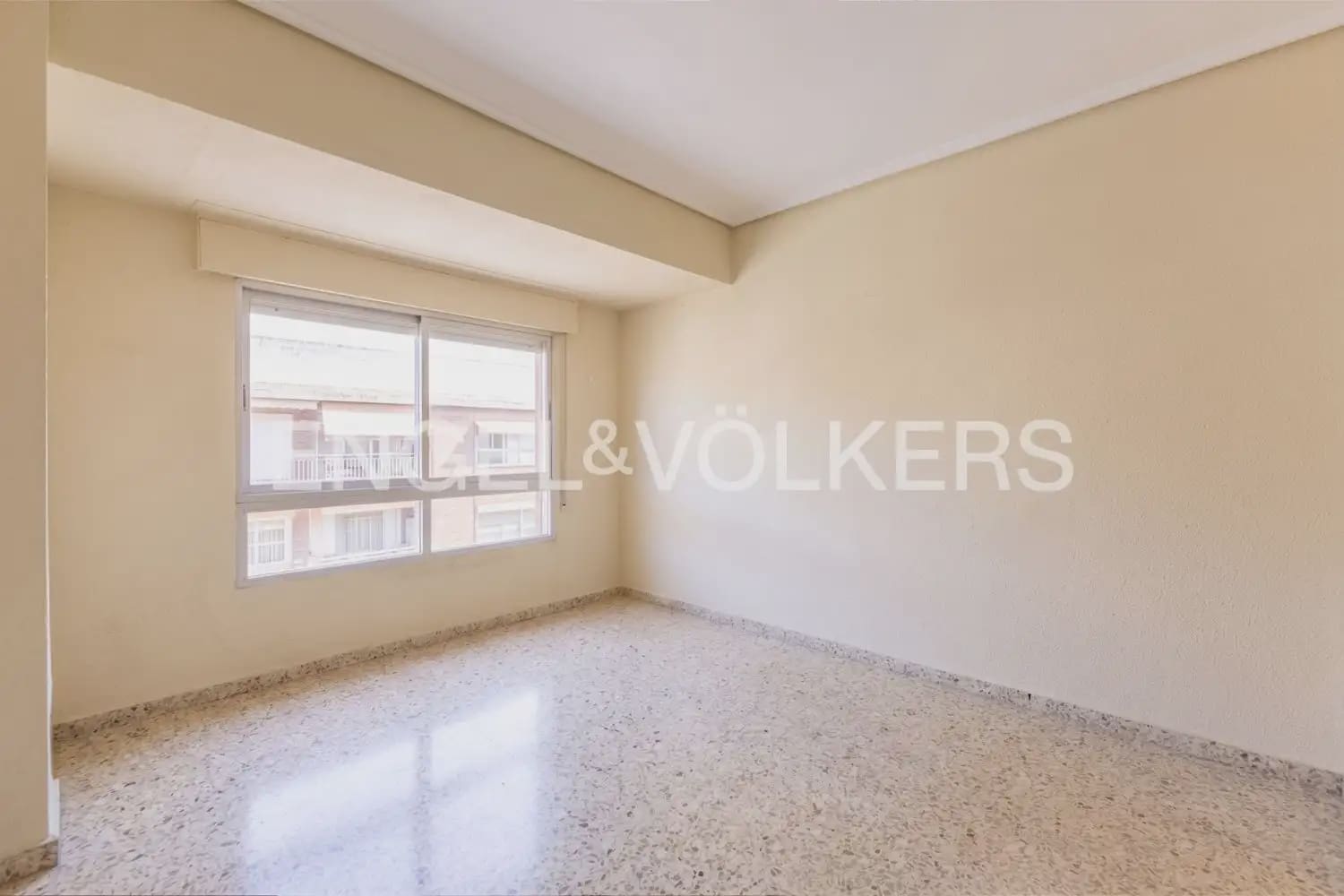 Piso de 4 habitaciones en València ciudad en venta - 350.000 € (Ref: 9897514)