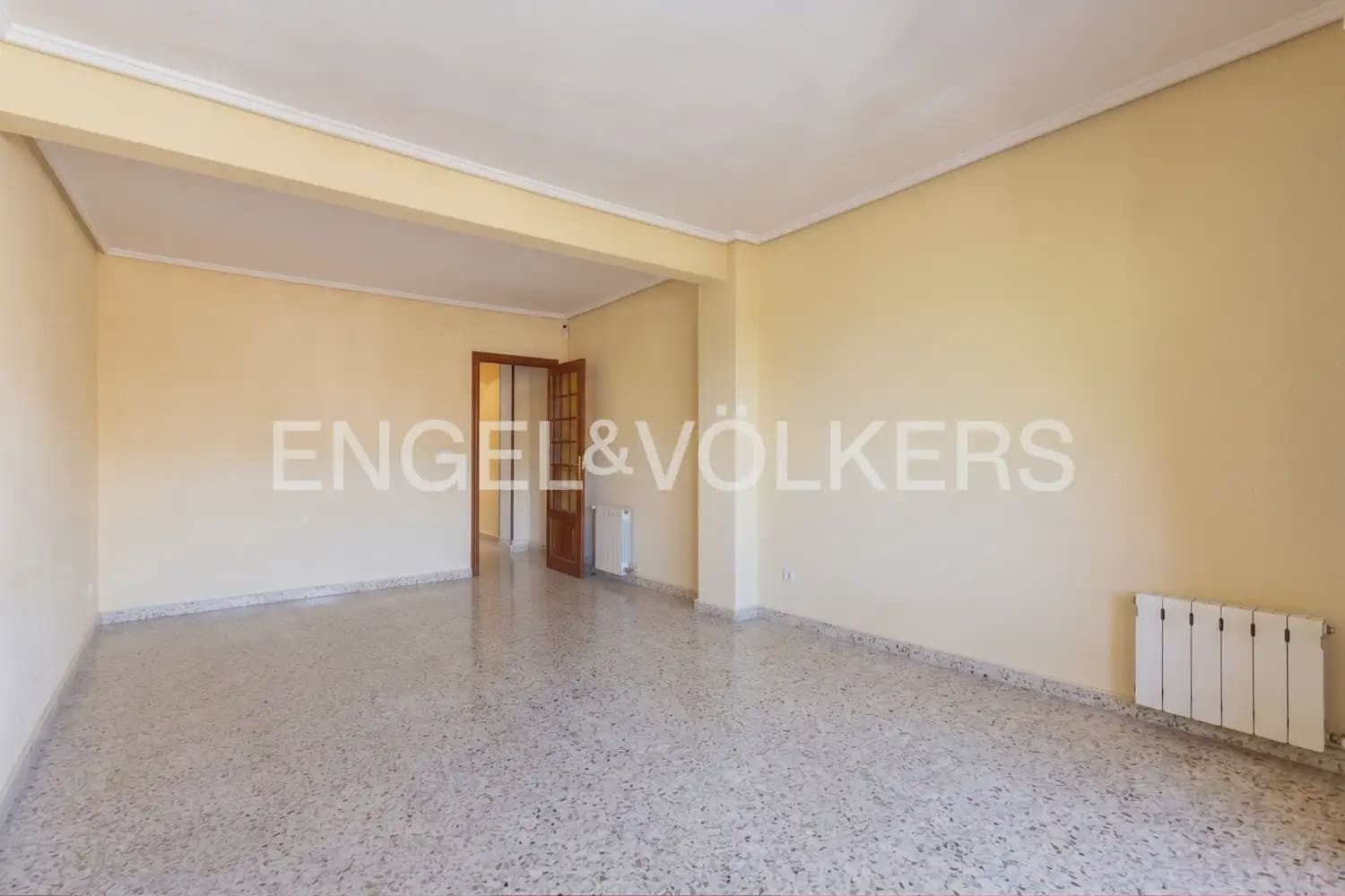 Piso de 4 habitaciones en València ciudad en venta - 350.000 € (Ref: 9897514)