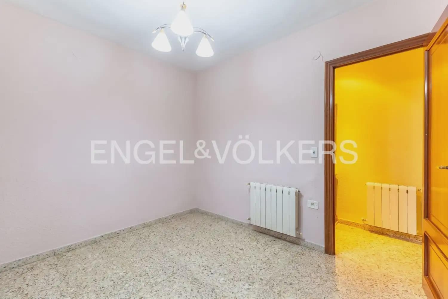 Piso de 4 habitaciones en València ciudad en venta - 350.000 € (Ref: 9897514)