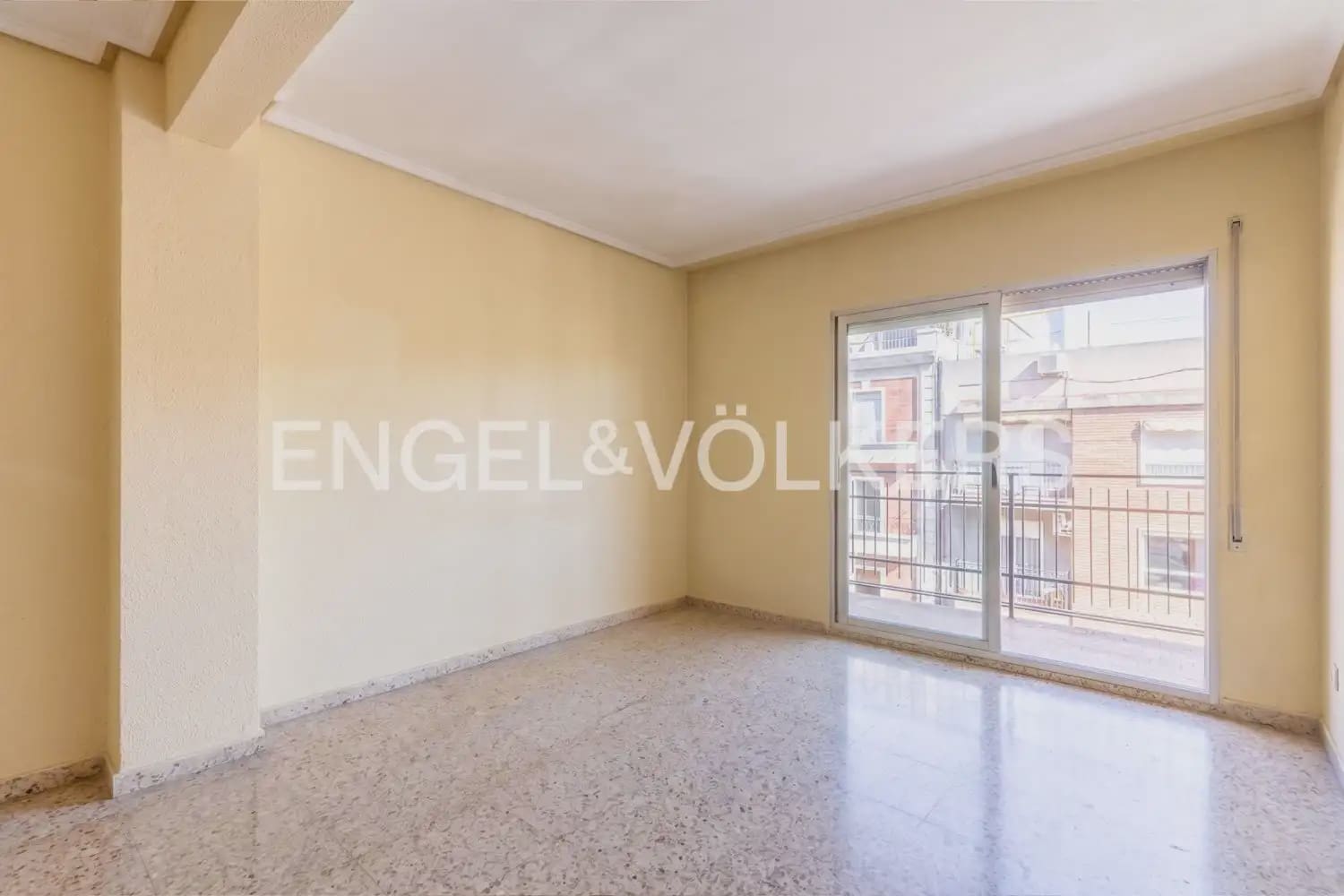 Piso de 4 habitaciones en València ciudad en venta - 350.000 € (Ref: 9897514)