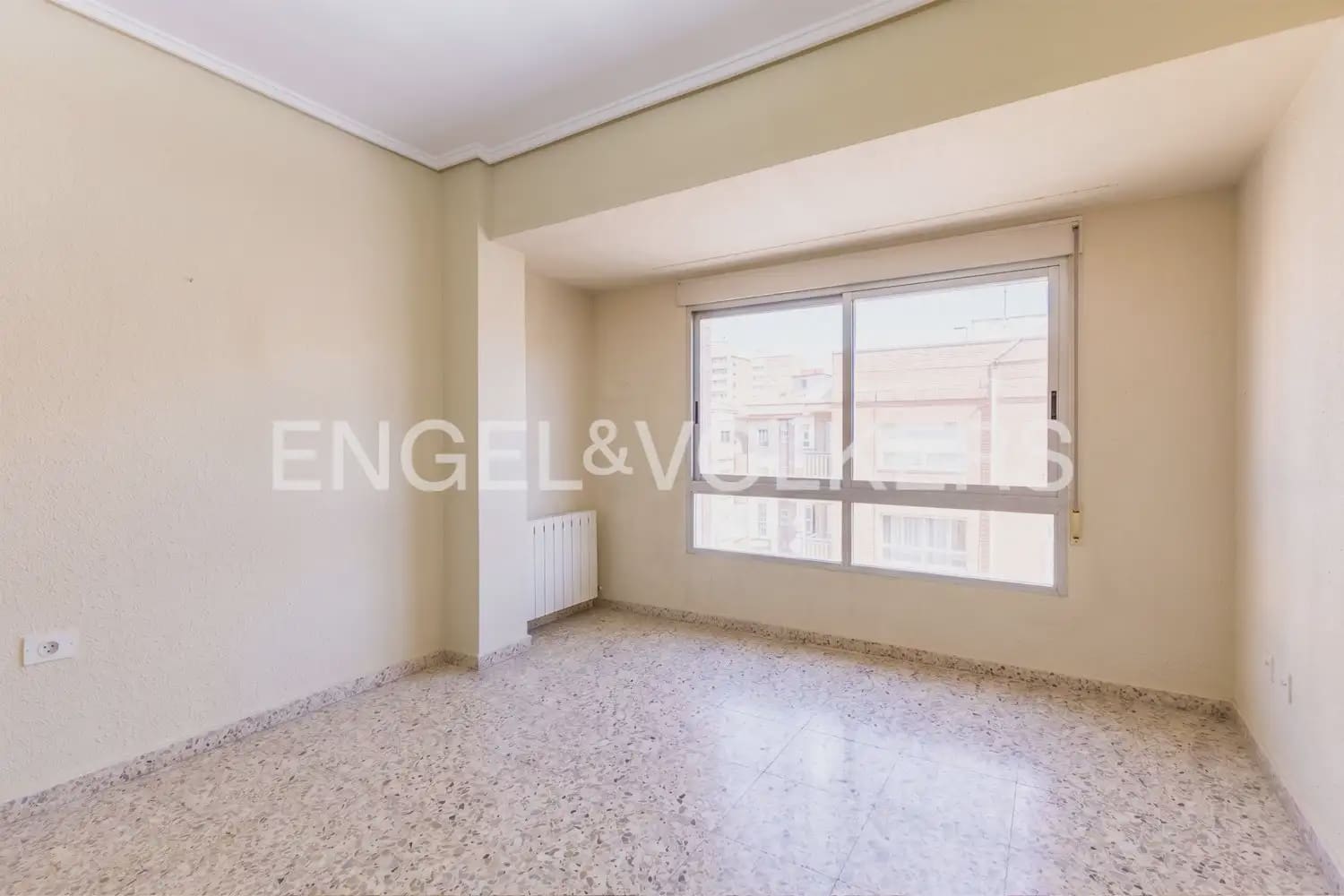Piso de 4 habitaciones en València ciudad en venta - 350.000 € (Ref: 9897514)