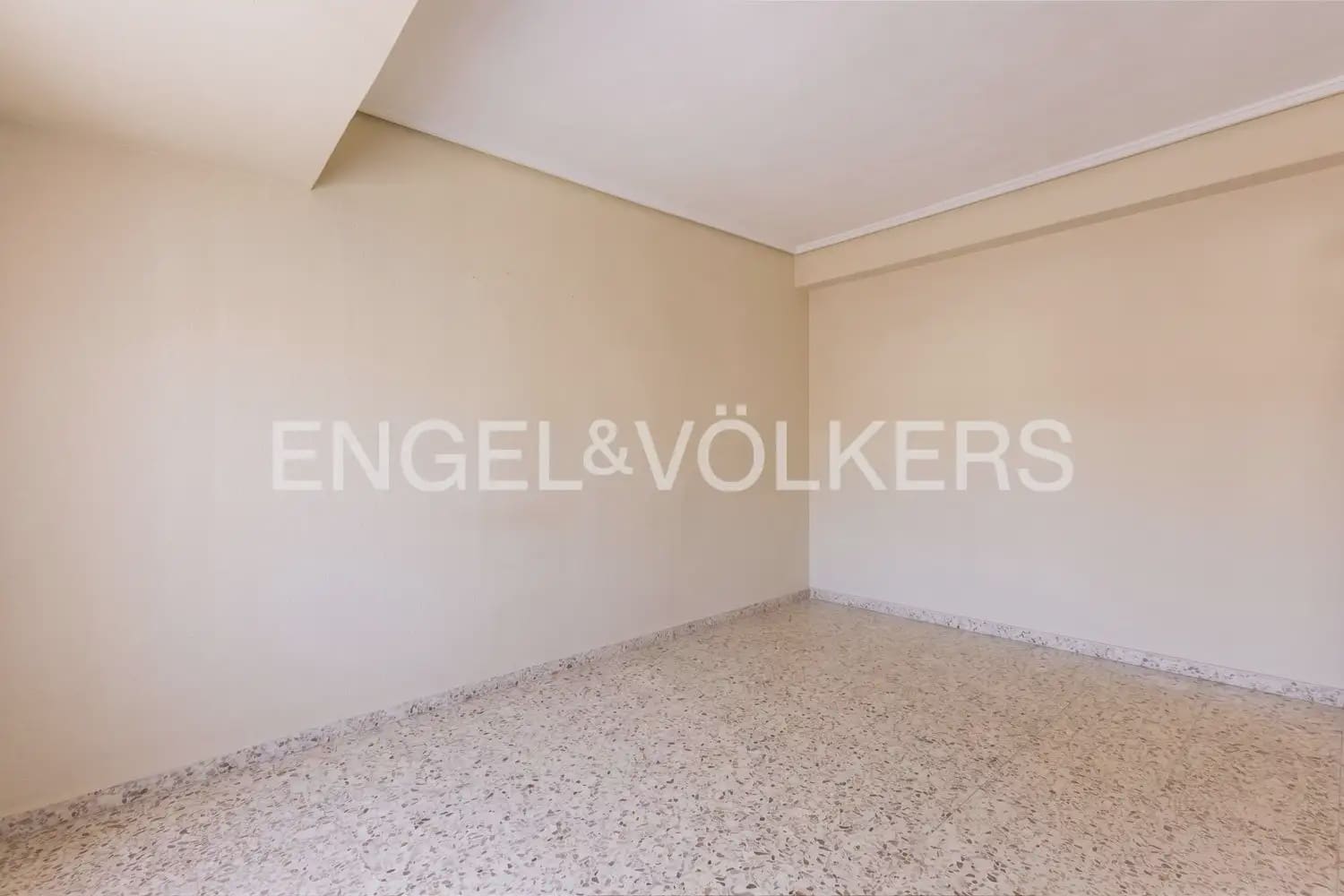 Piso de 4 habitaciones en València ciudad en venta - 350.000 € (Ref: 9897514)