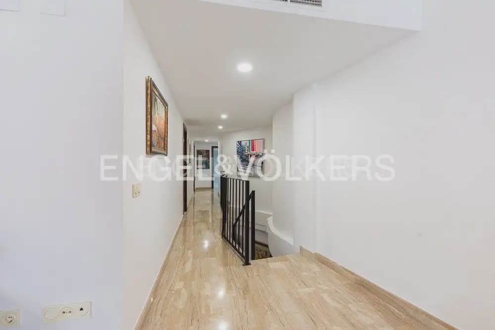 4 quarto Apartamento para arrendar em Valencia cidade com garagem - 3 200 € (Ref: 9897516)