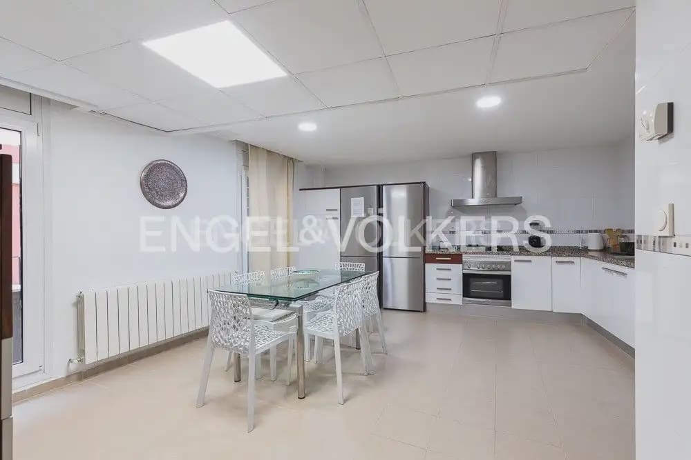 4 quarto Apartamento para arrendar em Valencia cidade com garagem - 3 200 € (Ref: 9897516)