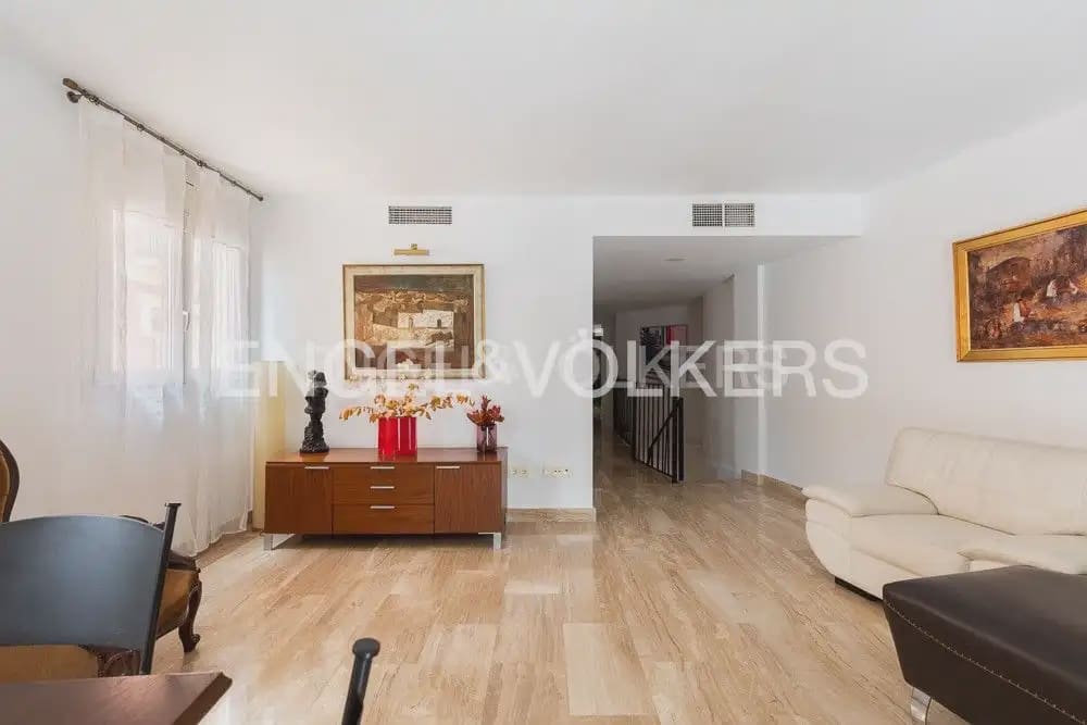 4 quarto Apartamento para arrendar em Valencia cidade com garagem - 3 200 € (Ref: 9897516)