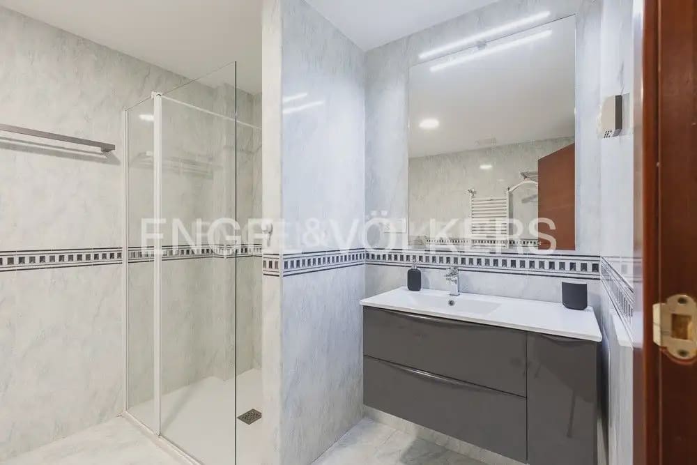 4 quarto Apartamento para arrendar em Valencia cidade com garagem - 3 200 € (Ref: 9897516)