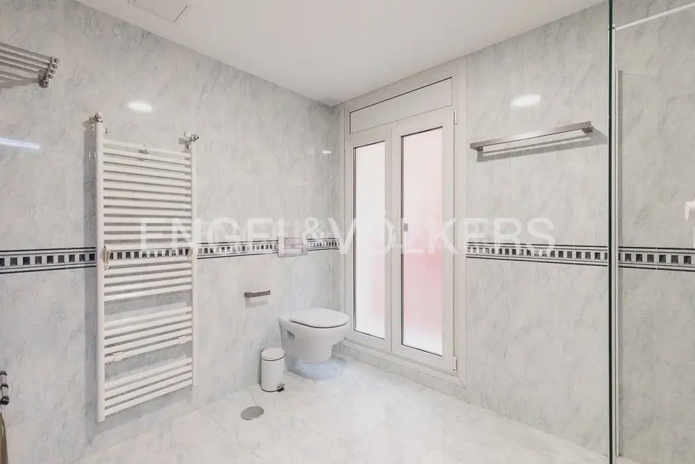 4 quarto Apartamento para arrendar em Valencia cidade com garagem - 3 200 € (Ref: 9897516)