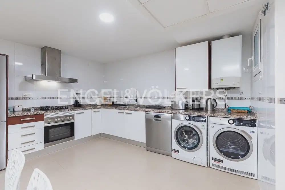 4 quarto Apartamento para arrendar em Valencia cidade com garagem - 3 200 € (Ref: 9897516)