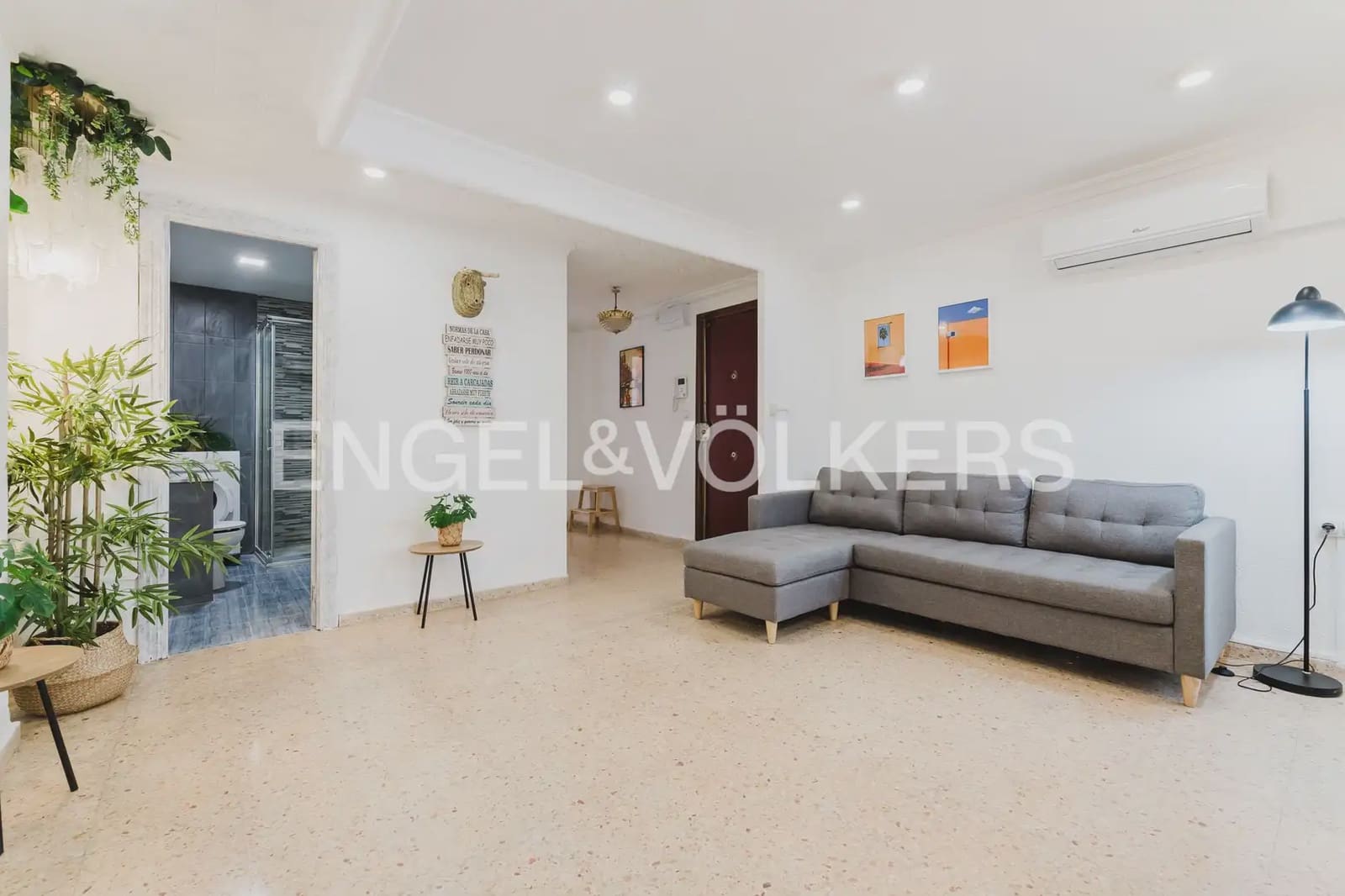 Piso de 4 habitaciones en València ciudad en alquiler - 2.000 € (Ref: 9897526)