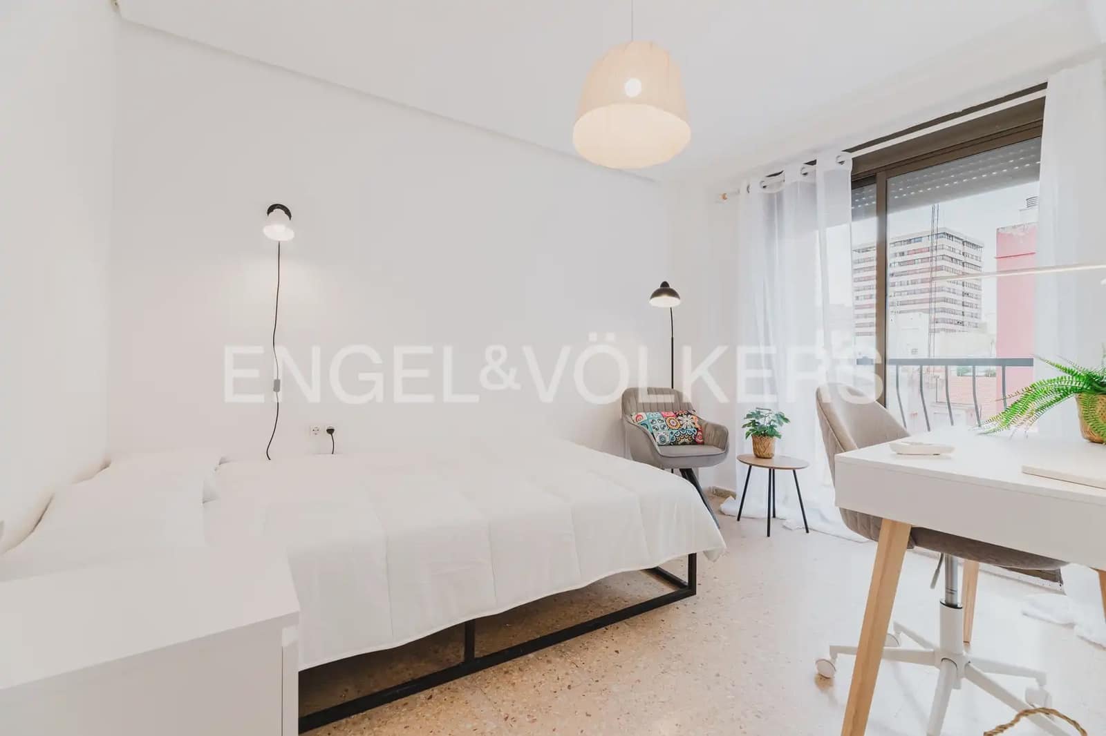 Piso de 4 habitaciones en València ciudad en alquiler - 2.000 € (Ref: 9897526)