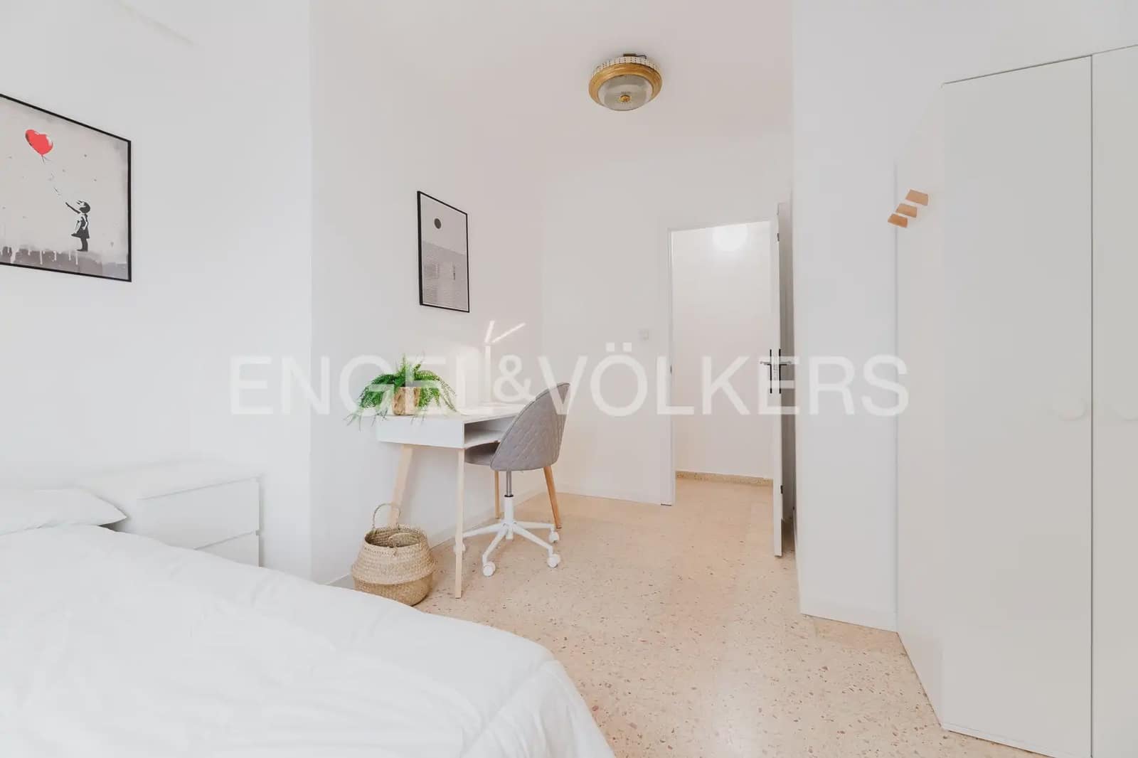 Piso de 4 habitaciones en València ciudad en alquiler - 2.000 € (Ref: 9897526)