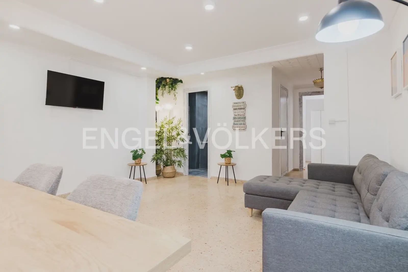 Piso de 4 habitaciones en València ciudad en alquiler - 2.000 € (Ref: 9897526)