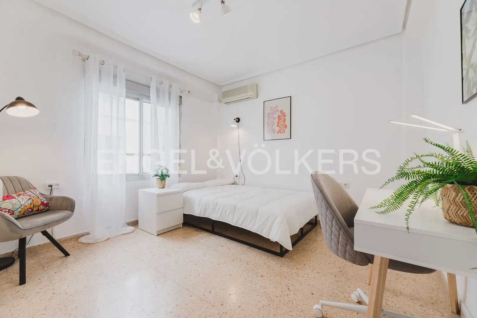 Piso de 4 habitaciones en València ciudad en alquiler - 2.000 € (Ref: 9897526)