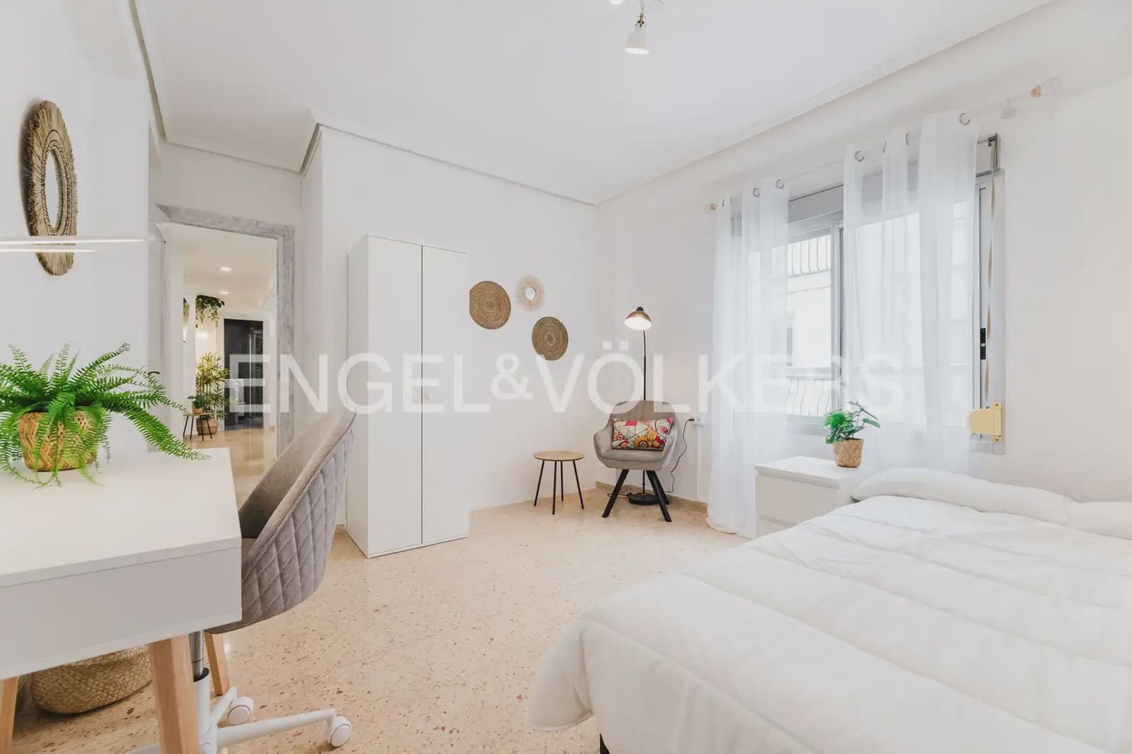 Piso de 4 habitaciones en València ciudad en alquiler - 2.000 € (Ref: 9897526)