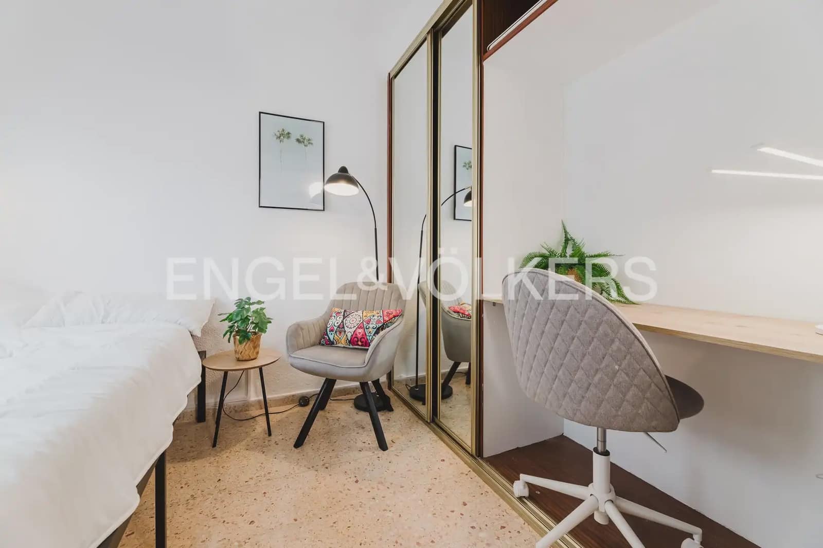 Piso de 4 habitaciones en València ciudad en alquiler - 2.000 € (Ref: 9897526)