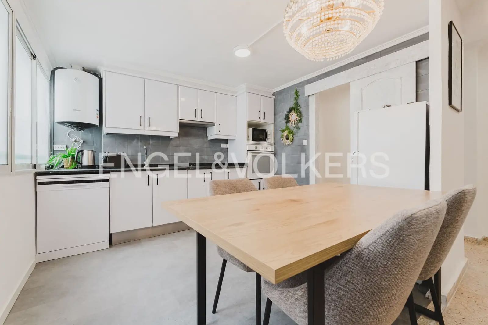 Piso de 4 habitaciones en València ciudad en alquiler - 2.000 € (Ref: 9897526)