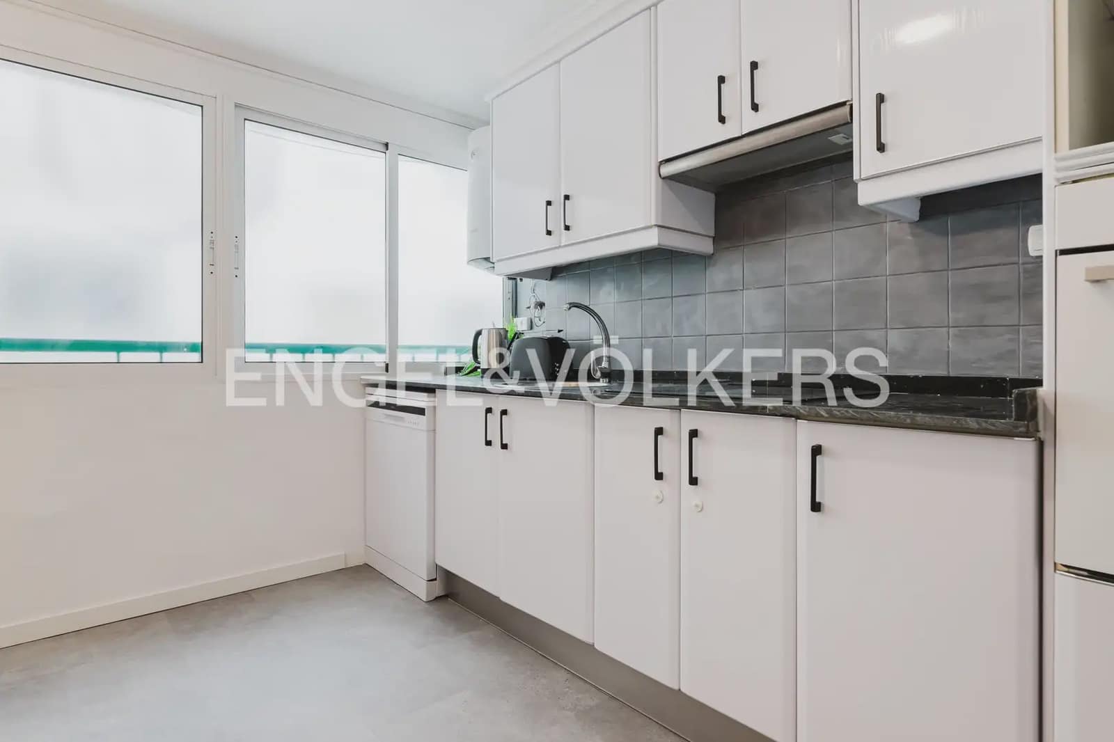 Piso de 4 habitaciones en València ciudad en alquiler - 2.000 € (Ref: 9897526)