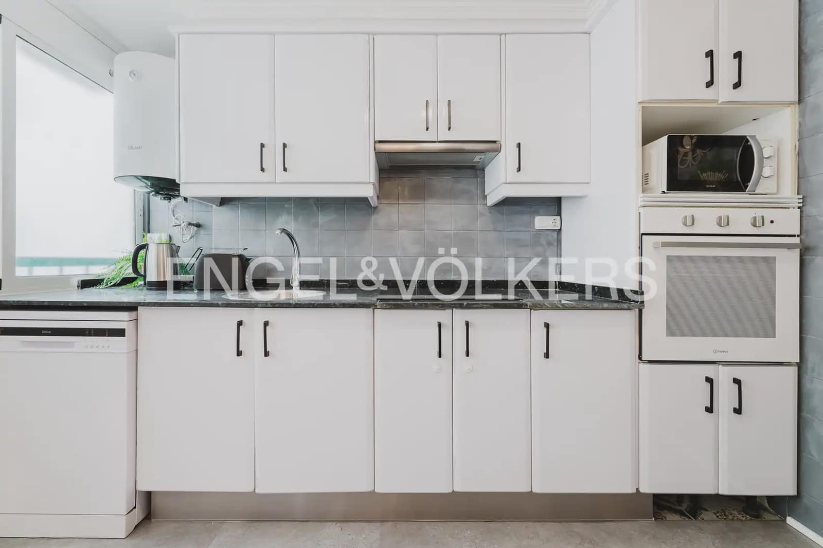 Piso de 4 habitaciones en València ciudad en alquiler - 2.000 € (Ref: 9897526)