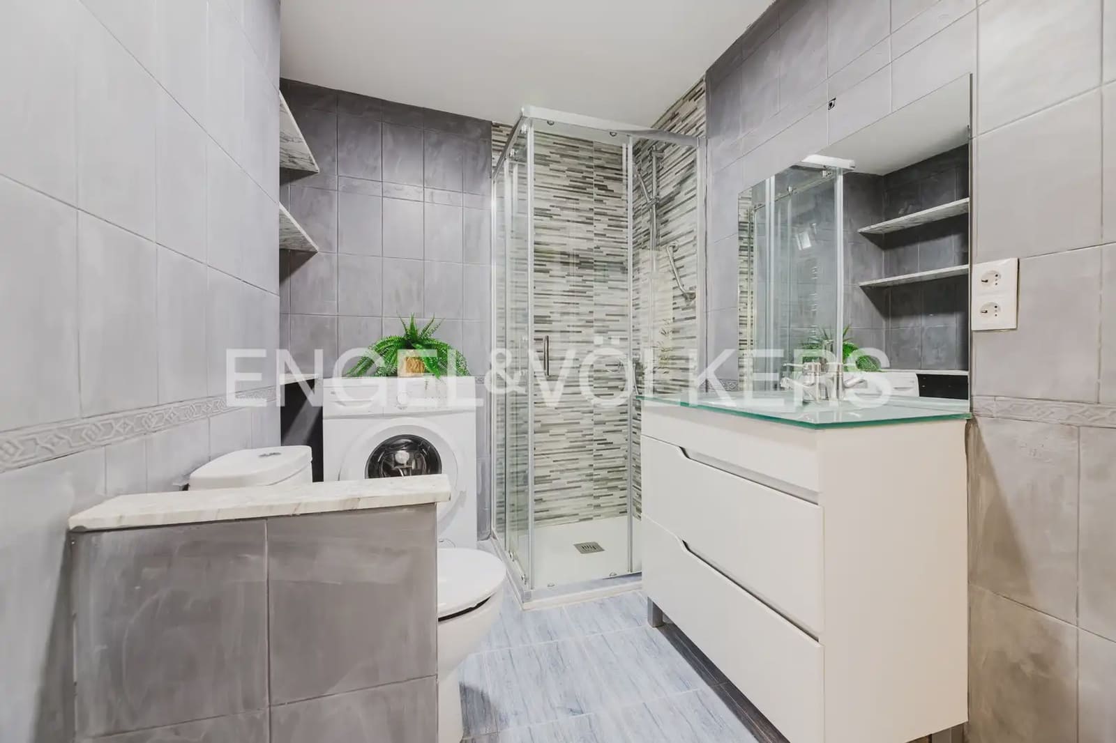 Piso de 4 habitaciones en València ciudad en alquiler - 2.000 € (Ref: 9897526)