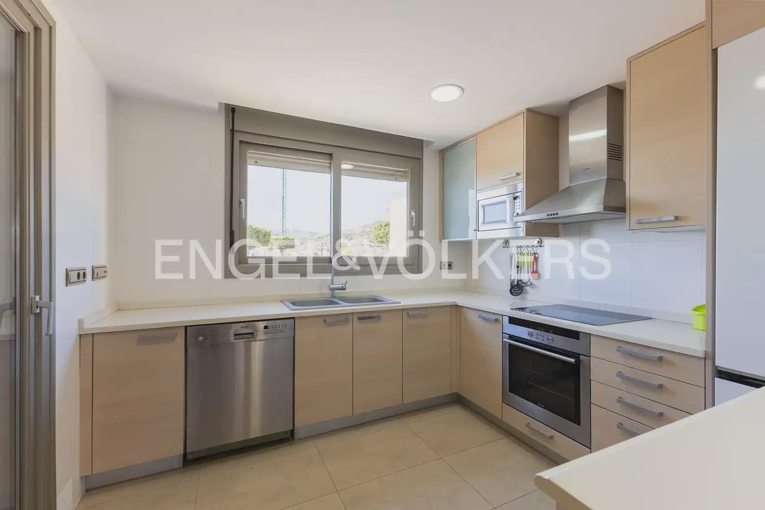 4 bedroom Flat for rent in Oropesa  with pool garage - € 2,300 (Ref: 9897531)