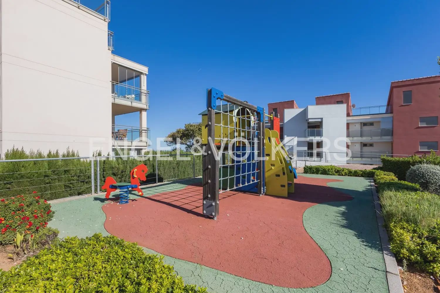 4 bedroom Flat for rent in Oropesa  with pool garage - € 2,300 (Ref: 9897531)