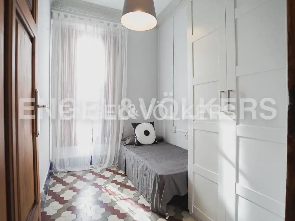 4 quarto Apartamento para arrendar em Valencia cidade - 2 200 € (Ref: 9897548)