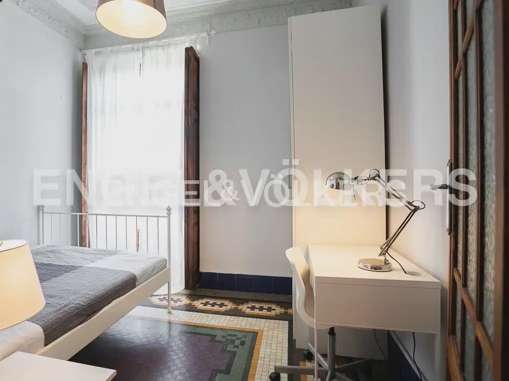 4 quarto Apartamento para arrendar em Valencia cidade - 2 200 € (Ref: 9897548)