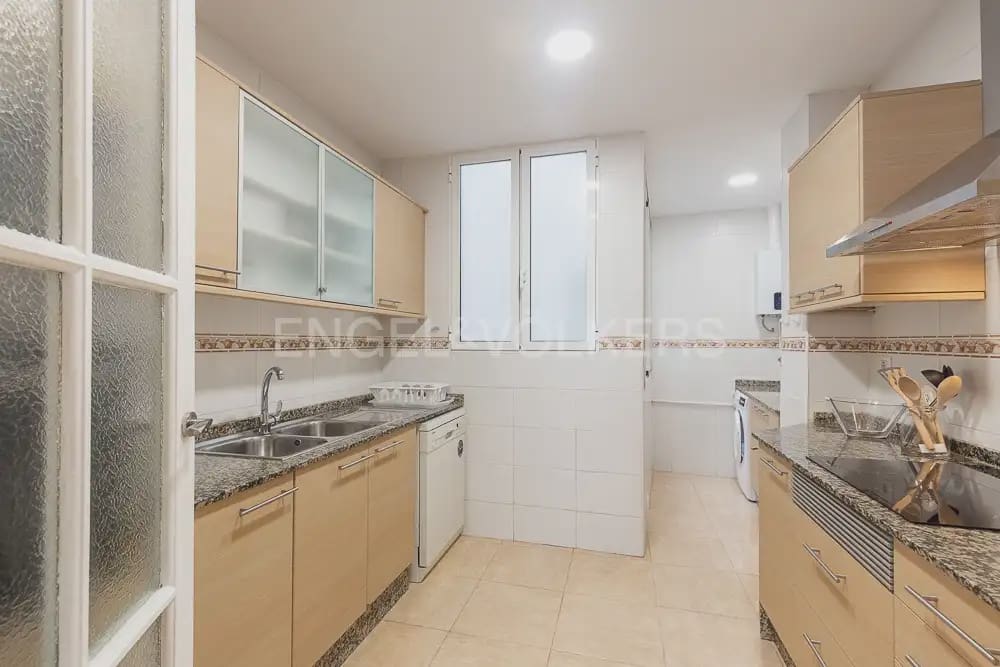 5 quarto Apartamento para arrendar em Valencia cidade - 2 000 € (Ref: 9897555)